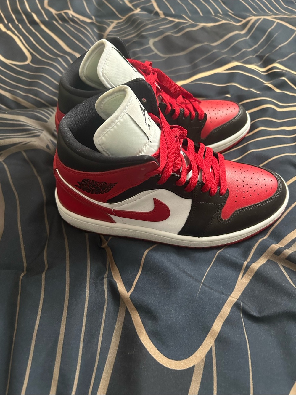 Nile air Jordan’s mids 1 EA red laces - Picture 2 of 4